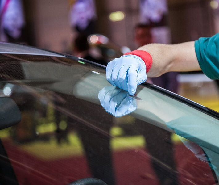 Windshield ding repair technician in Jackson, MS